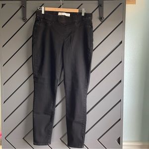 Levi’s Signature black Totally Shaping Pull-On Skinny jeans size 14